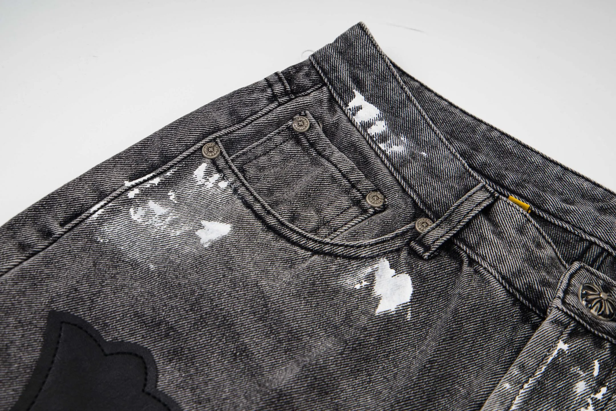 💰330 Top Version GALLERY DEPT & Chrome Hearts Chrome Hearts co-branded large logo blue, yellow, black and white multi-color spliced ​​washed jeans, truly restores the ultimate vintage texture, three-dimensional version, loose and comfortable, not picky about the figure, taller and slimmer, large factory Seiko, original factory quality control, same style for men and women, can be matched with couples, versatile recommendation, must-have jeans for all seasons, fashionable people have been disappointed. From the quality selection of fabrics, the tailoring of details, and the matching of patterns, they are all impeccable! The upper body is so handsome when worn...it can be easily worn by men, women and children! The craftsmanship is made of heavy-duty washed pure cotton denim fabric. After washing, it is soft and thick. It is very stylish when worn on the body. Style number: 1788# Color: black Size: 28 30 32 34 36